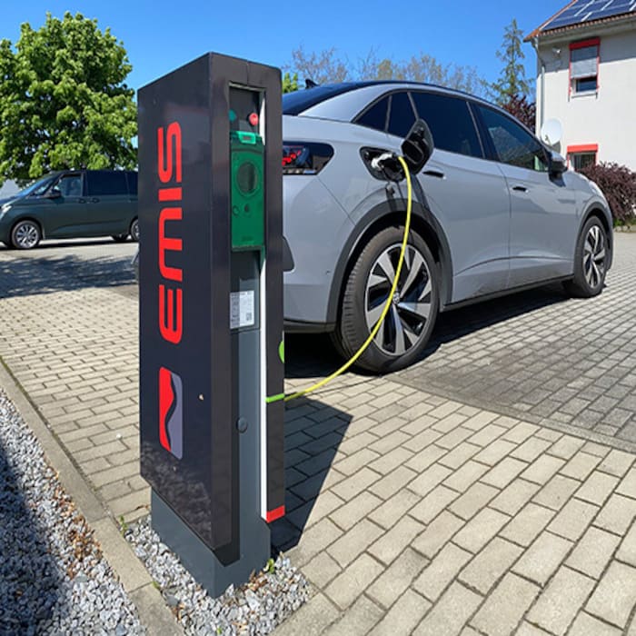 PV-Ladesäule bei EMIS Electrics in Lübbenau 